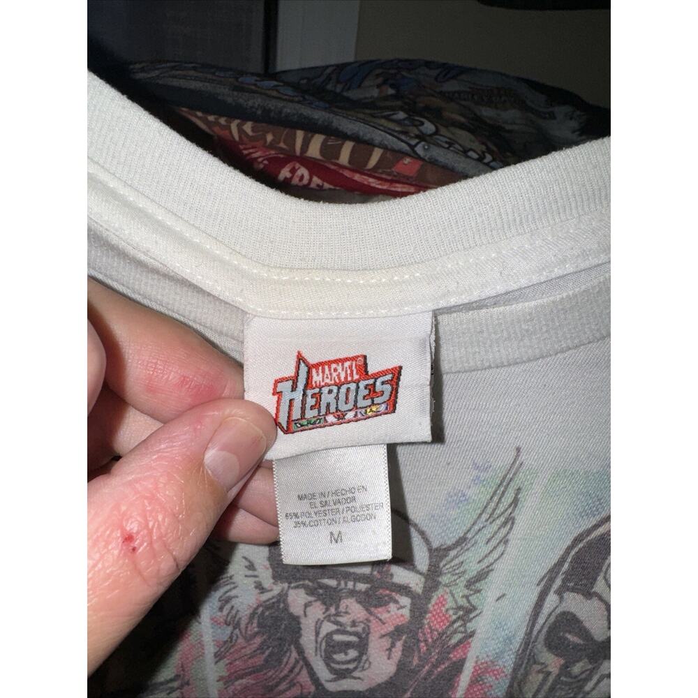 Y2K 2011 Marvel Superheroes White Shirt Size Medium - Picture 3 of 4